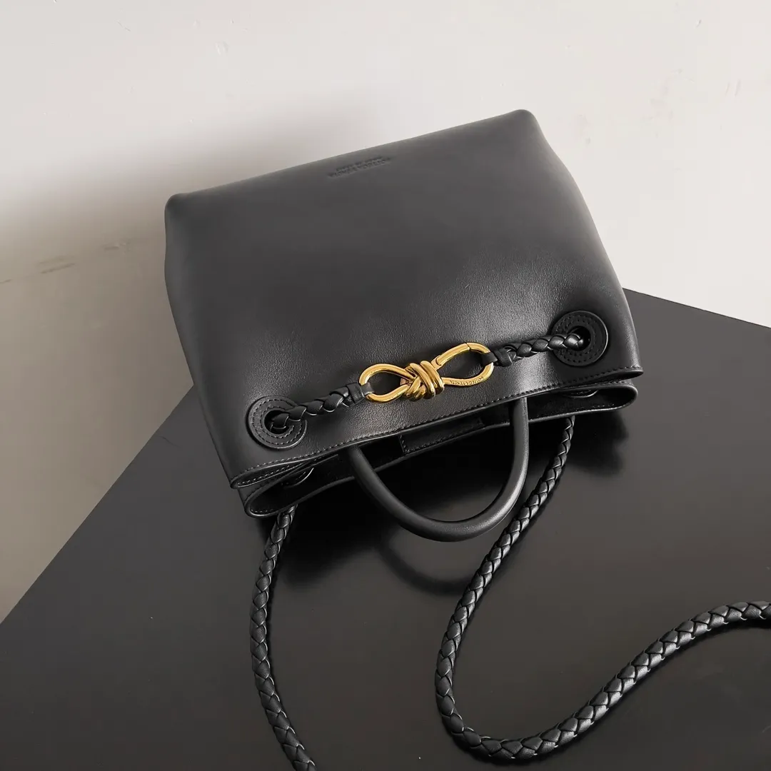 Batch 2160 BV The all-leather Andiamo is new, a very casual splayed buckle bag, which also means that its weight is very light, which greatly reduces our burden when going out for shopping. It can be carried cross-body, hand-held, or carried under the armpit. Taking into account the different backpacking habits of people, the simple design brings us more inspiration. Matched with various keychains and dolls, it will become the finishing touch in the outfit. Medieval style and modern style can also be perfectly blended🫧🫧 Style number: 810213 Size: 25*22*10.5cm